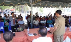 FOTO 2 Okt_Kepala BNPB Letjen TNI Suharyanto saat meninjau lokasi hunian tetap di Dusun Waidoko, Kec Ile Bura, Kab Flores Timur, Prov NTT. bnpb INI