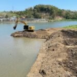 FOTO 2 Okt_Pengerukan sedimen di hulu intake Bendung Kamijoro , yang membendung aliran Sungai Progo. pu INI