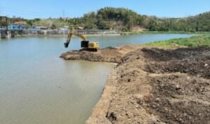 FOTO 2 Okt_Pengerukan sedimen di hulu intake Bendung Kamijoro , yang membendung aliran Sungai Progo. pu INI