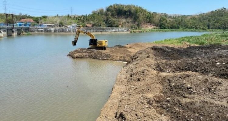 FOTO 2 Okt_Pengerukan sedimen di hulu intake Bendung Kamijoro , yang membendung aliran Sungai Progo. pu INI