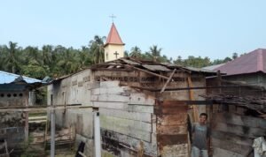 FOTO 2 Okt_Rumah warga mengalami kerusakan akibat angin kencang di Desa Hiligeho Sogawu, Kecamatan Tabag Nasa, Kabupaten Nias, Sumatra Utara. bpbd 1