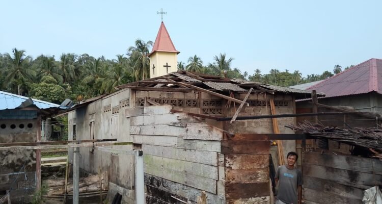 FOTO 2 Okt_Rumah warga mengalami kerusakan akibat angin kencang di Desa Hiligeho Sogawu, Kecamatan Tabag Nasa, Kabupaten Nias, Sumatra Utara. bpbd 1