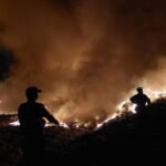 FOTO 2 Okt_Sejumlah personel gabungan melakukan upaya pemadaman kebakatan TPA Jatibarang di Mijen, Kota Semarang. bpbdprov INI