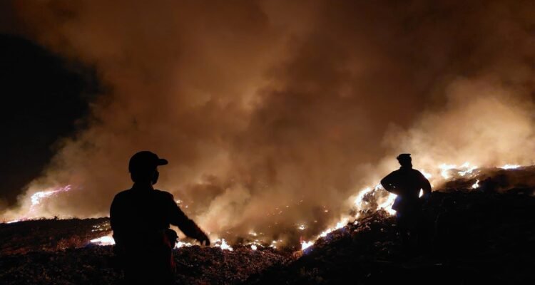 FOTO 2 Okt_Sejumlah personel gabungan melakukan upaya pemadaman kebakatan TPA Jatibarang di Mijen, Kota Semarang. bpbdprov INI