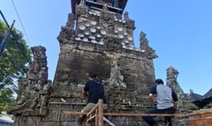 FOTO 20 Okt_Aksi Pemeliharaan Ngayah Ring Cagar Budaya Bale Kulkul Puri Pemecutan, Kota Denapsar. dok. denpasarkota.go.id INI