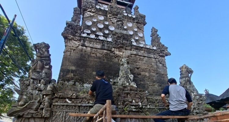 FOTO 20 Okt_Aksi Pemeliharaan Ngayah Ring Cagar Budaya Bale Kulkul Puri Pemecutan, Kota Denapsar. dok. denpasarkota.go.id INI
