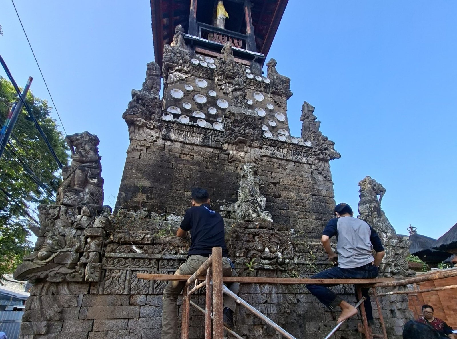 FOTO 20 Okt_Aksi Pemeliharaan Ngayah Ring Cagar Budaya Bale Kulkul Puri Pemecutan, Kota Denapsar. dok. denpasarkota.go.id INI