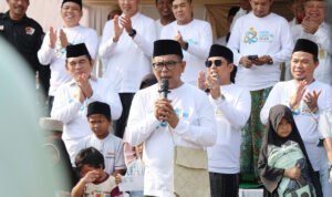 FOTO 20 Okt_Gubernur Banten Andra Soni bersama para santri. dok. bantenprov,go.id