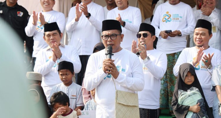 FOTO 20 Okt_Gubernur Banten Andra Soni bersama para santri. dok. bantenprov,go.id