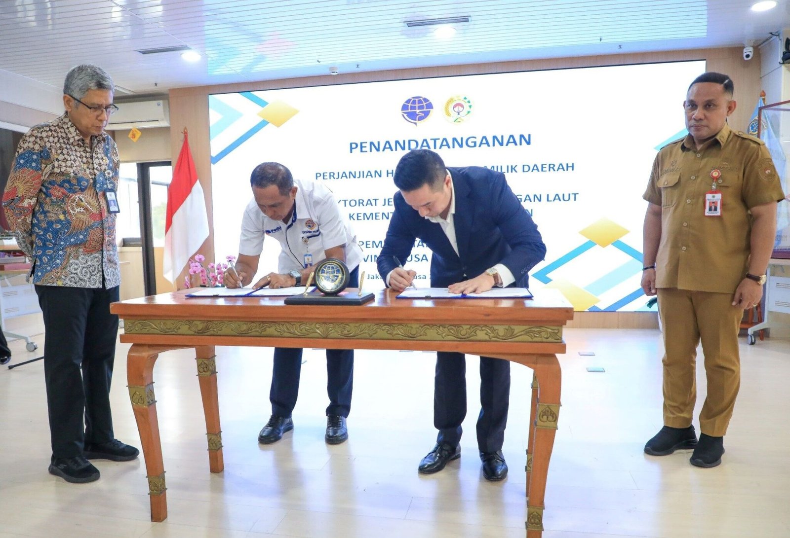 FOTO 20 Okt_Penandatanganan Berita Acara Serah Terima (BAST) hibah Barang Milik Daerah berupa tanah sisi darat Pelabuhan 1 INI 1