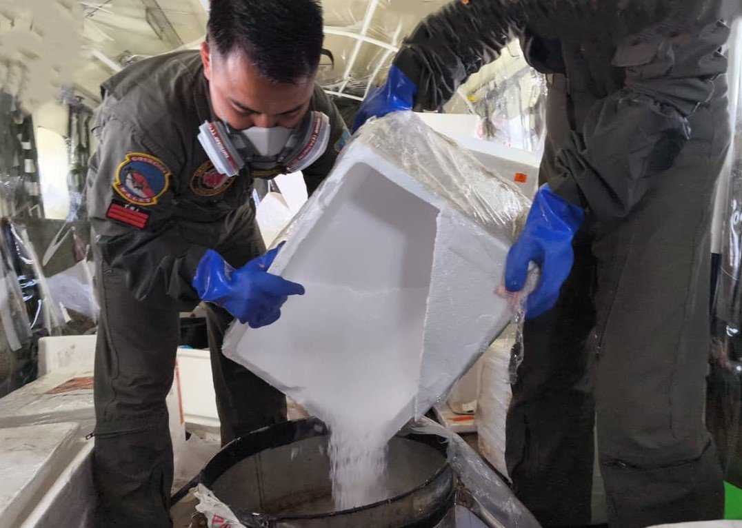 FOTO 22 Okt_Pelaksanaan Operasi Modifikasi Cuaca penyemaian dry Ice di wilayah Kalimantan Selatan. bnpb INI