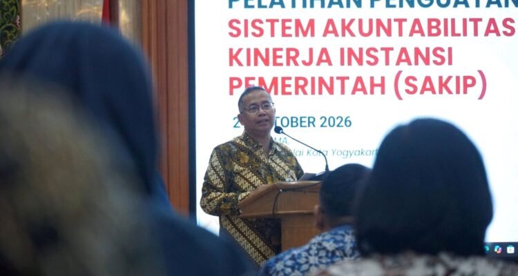 FOTO 22 Okt_Sekda Pemkot Yogyakarta, Budi Santosa Asrori saat memberikan arahan dan membuka pelatihan penguatan SAKIP. 1