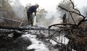 FOTO 22 Sept_Personil TNI memadamkan karhutla dengan menyemprot air yang dicampur dengan cairan kimia khusus di area tepi jalan trans Kalimantan. bnpb INI