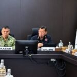 FOTO 23 Okt_Kepala BNPB Letjen TNI Kristomei Sianturi Bersama KSAD Jenderal TNI Tandyo Budi Revita dlm Rakor Penanganan Karhutla Prov Jatim di Balai Kota Among Tani, Kota Batu