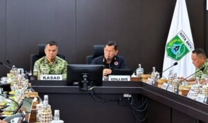 FOTO 23 Okt_Kepala BNPB Letjen TNI Kristomei Sianturi Bersama KSAD Jenderal TNI Tandyo Budi Revita dlm Rakor Penanganan Karhutla Prov Jatim di Balai Kota Among Tani, Kota Batu
