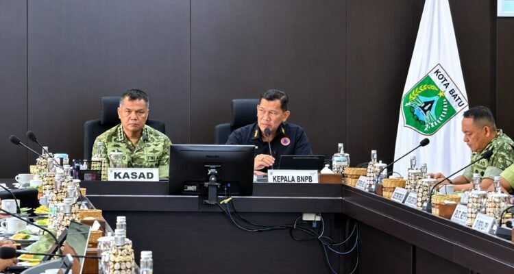 FOTO 23 Okt_Kepala BNPB Letjen TNI Kristomei Sianturi Bersama KSAD Jenderal TNI Tandyo Budi Revita dlm Rakor Penanganan Karhutla Prov Jatim di Balai Kota Among Tani, Kota Batu