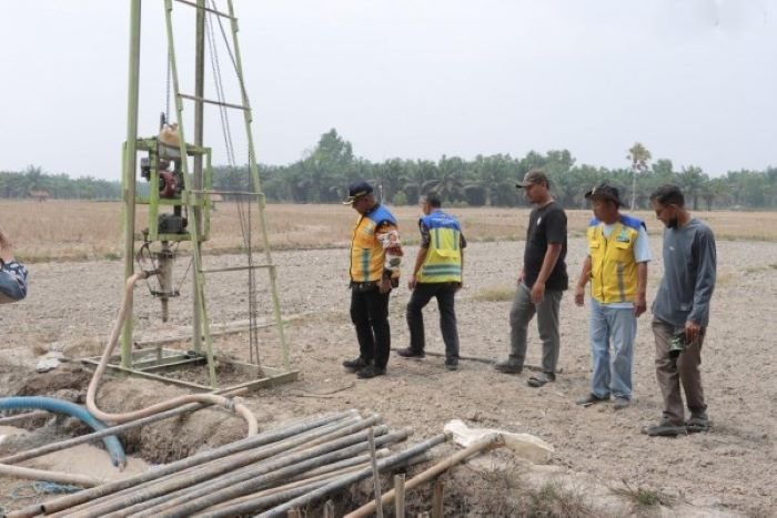 FOTO 23 Okt_Penanganan kekeringan lahan pertanian di Desa Penawar Baru, Kec Gedung Aji, Kab Tulang Bawang, Prov Lampung. pu INI
