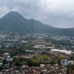 FOTO 23 Okt_Situasi terkini kebakaran hutan dan lahan di kawasan Gunung Arjuno via udara, yang berada 3 wilayah, yakni Kota Batu, Kab Pasuruan dan Kab Malang 1