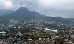FOTO 23 Okt_Situasi terkini kebakaran hutan dan lahan di kawasan Gunung Arjuno via udara, yang berada 3 wilayah, yakni Kota Batu, Kab Pasuruan dan Kab Malang 1