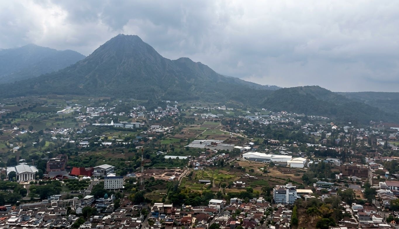 FOTO 23 Okt_Situasi terkini kebakaran hutan dan lahan di kawasan Gunung Arjuno via udara, yang berada 3 wilayah, yakni Kota Batu, Kab Pasuruan dan Kab Malang 1
