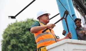 FOTO 23 Okt_Wali Kota Bekasi Tri Adhianto melakukan pemutusan kabel fiber optik udara di Jalan Raya Pondok Gede, Kecamatan Pondok Gede.