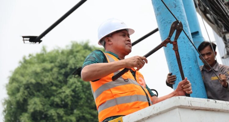 FOTO 23 Okt_Wali Kota Bekasi Tri Adhianto melakukan pemutusan kabel fiber optik udara di Jalan Raya Pondok Gede, Kecamatan Pondok Gede.