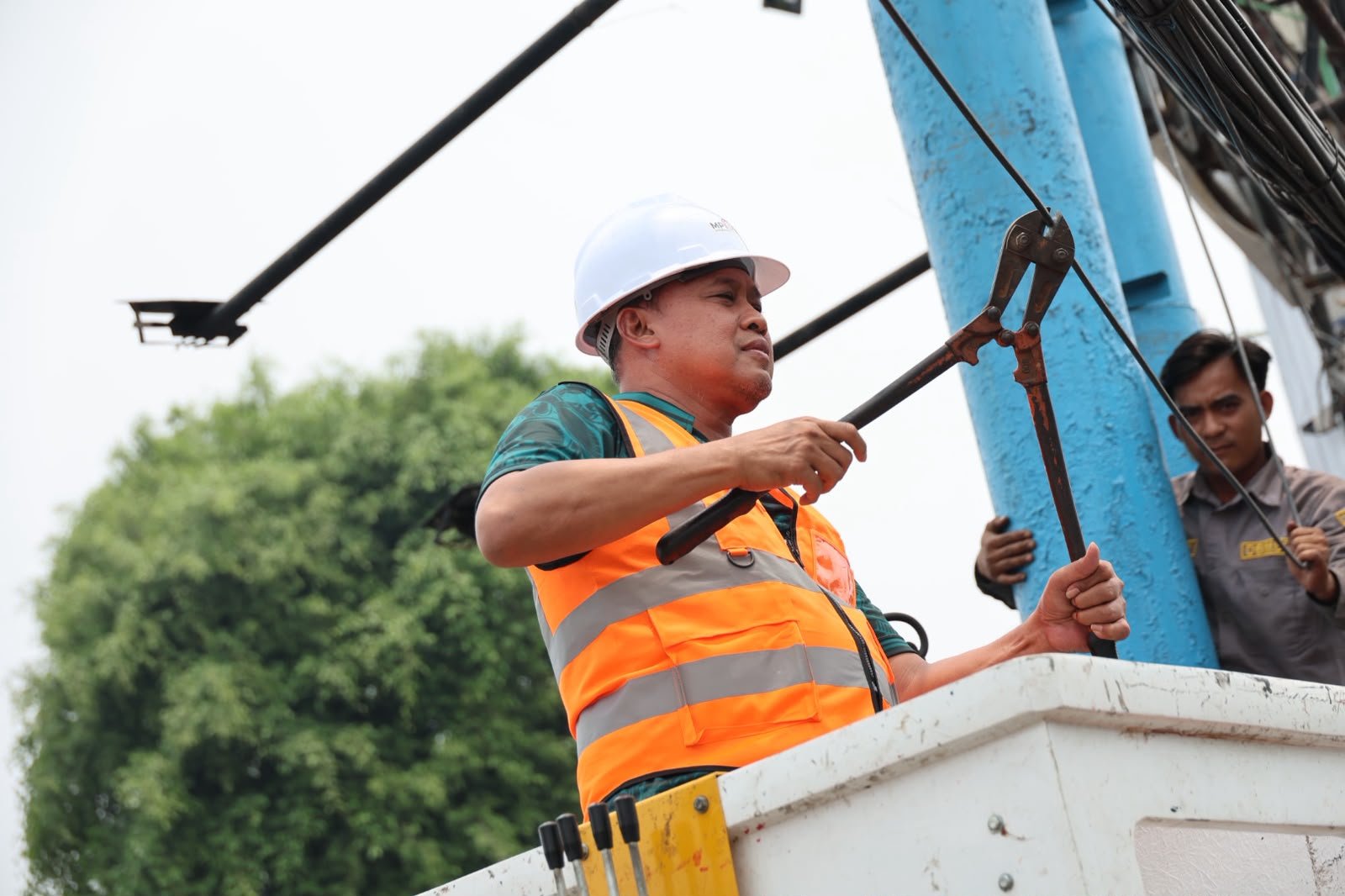 FOTO 23 Okt_Wali Kota Bekasi Tri Adhianto melakukan pemutusan kabel fiber optik udara di Jalan Raya Pondok Gede, Kecamatan Pondok Gede.