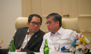 FOTO 23 Okt_Wamneperin dan menaker dalam rakor KEK