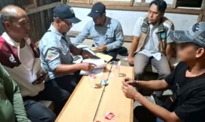 FOTO 24 Okt_Jajaran Kecamatan Duren Sawit, Jakarta Timur melakukan operasi tangkap tangan terhadap pelaku pembuangan sampah sembarangan. dok. jakarta.go.id
