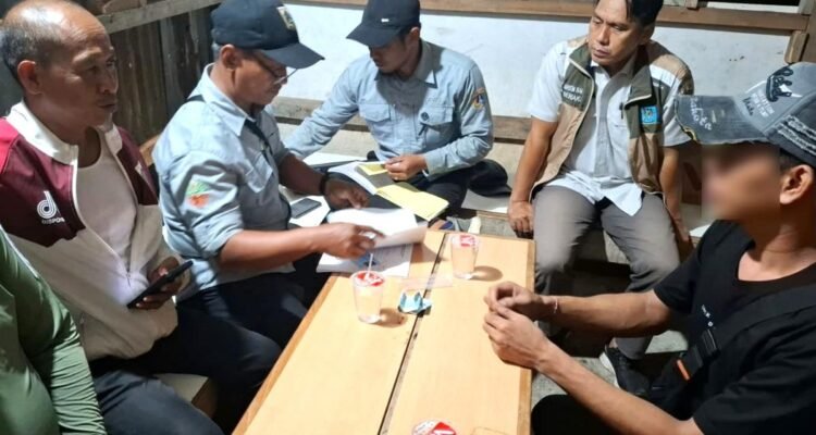 FOTO 24 Okt_Jajaran Kecamatan Duren Sawit, Jakarta Timur melakukan operasi tangkap tangan terhadap pelaku pembuangan sampah sembarangan. dok. jakarta.go.id