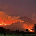 FOTO 24 Okt_Kebakaran di Gunung Arjuno terlihat dari wilayah Kecamatan Lawang, Malang. dok. perhutani