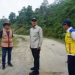 FOTO 24 Okt_Menteri PU Dody Hanggodo mengunjungi lokasi jalan di kawasan perbatasan Kalimantan dengan Malaysia INI