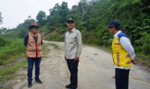 FOTO 24 Okt_Menteri PU Dody Hanggodo mengunjungi lokasi jalan di kawasan perbatasan Kalimantan dengan Malaysia INI