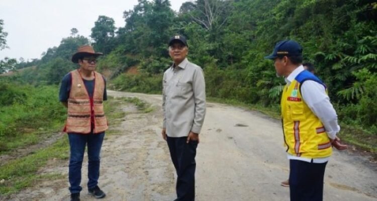 FOTO 24 Okt_Menteri PU Dody Hanggodo mengunjungi lokasi jalan di kawasan perbatasan Kalimantan dengan Malaysia INI