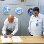 FOTO 24 Okt_Penyerahan asuransi kepada ahli waris dua pelaut Indonesia yang meninggal dunia saat bekerja di atas kapal 21