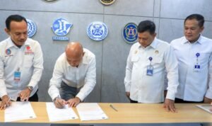 FOTO 24 Okt_Penyerahan asuransi kepada ahli waris dua pelaut Indonesia yang meninggal dunia saat bekerja di atas kapal 21