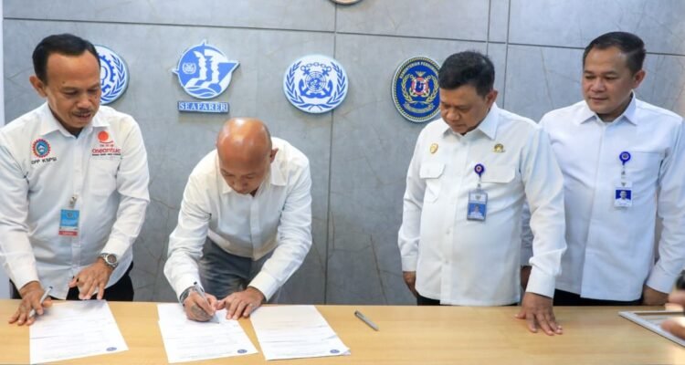 FOTO 24 Okt_Penyerahan asuransi kepada ahli waris dua pelaut Indonesia yang meninggal dunia saat bekerja di atas kapal 21