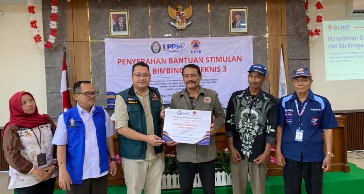 FOTO 24 Okt_Penyerahan stimulan kepada empat kelompok masyarakat di Kantor Kecamatan Karangtengah, Kabupaten Demak, Jawa Tengah. bnpb 1