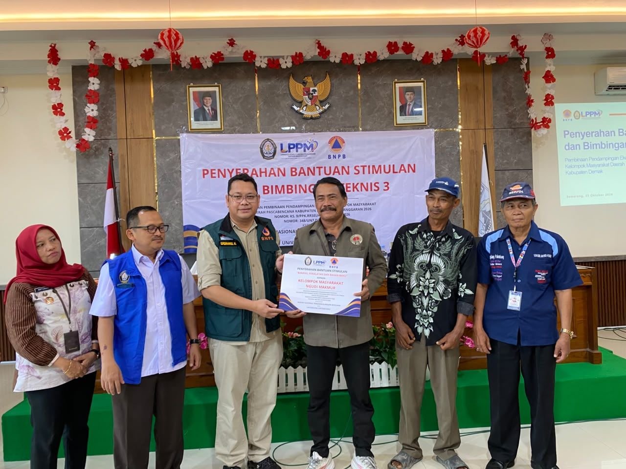 FOTO 24 Okt_Penyerahan stimulan kepada empat kelompok masyarakat di Kantor Kecamatan Karangtengah, Kabupaten Demak, Jawa Tengah. bnpb 1