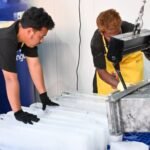 FOTO 26 okt_Pekerja memproduksi es balok untuk produk perikanan di Kampung Nelayan Merah Putih (KNMP). dok. kkp