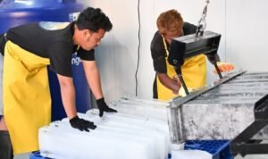 FOTO 26 okt_Pekerja memproduksi es balok untuk produk perikanan di Kampung Nelayan Merah Putih (KNMP). dok. kkp
