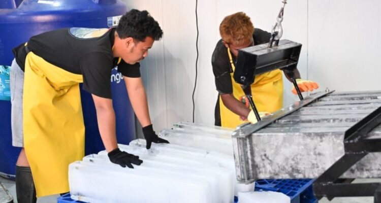 FOTO 26 okt_Pekerja memproduksi es balok untuk produk perikanan di Kampung Nelayan Merah Putih (KNMP). dok. kkp