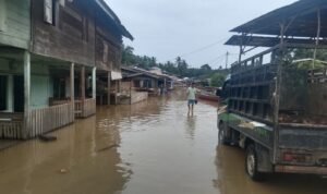 FOTO 27 Okt_Angin kencang merusak sejumlah rumah warga di Kel Kalosi, Kec Alla, Kab Enrekang, Sulsel