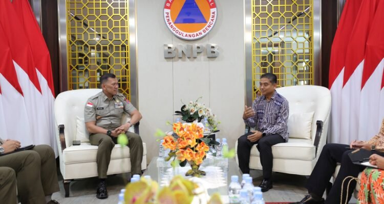 FOTO 27 Okt_Kunjungan Duta Besar Malaysia untuk Indonesia Muzafar Shah Mustafa (kanan) guna membahas tawaran bantuan operasional 1