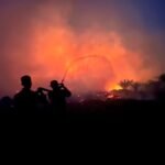 FOTO 27 Okt_Tim gabungan terus berupaya melakukan pemadaman kebakaran hutan dan lahan (karhutla) yang terjadi di wilayah Provinsi Kalbar