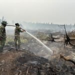 FOTO 27 Okt_Tim gabungan terus memadamkan dan pendinginan agar tidak ada bara api yang tersisa di lahan gambut wilayah Kabupaten Ketapang, Provinsi Kalimantan Barat1