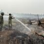 FOTO 27 Okt_Tim gabungan terus memadamkan dan pendinginan agar tidak ada bara api yang tersisa di lahan gambut wilayah Kabupaten Ketapang, Provinsi Kalimantan Barat1