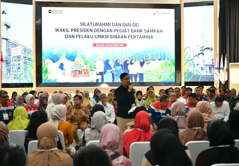 FOTO 27 Okt_Wakil Presiden Gibran Rakabuming berdialog dengan pelaku UMKM di PT Pertamina Patra Niaga Refinery Unit (RU) IV Cilacap, Jateng