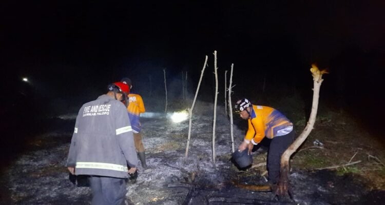 FOTO 28 Okt_BPBD Kota Palopo memadamkan dan pendinginan api di Kelurahan Takkalala, Kec Wara Selatan, Kota Palopo, Prov Sulawesi Selatan INI