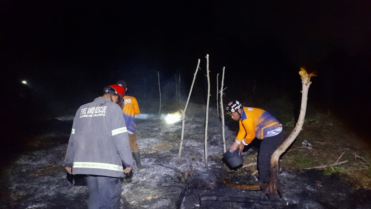 FOTO 28 Okt_BPBD Kota Palopo memadamkan dan pendinginan api di Kelurahan Takkalala, Kec Wara Selatan, Kota Palopo, Prov Sulawesi Selatan INI